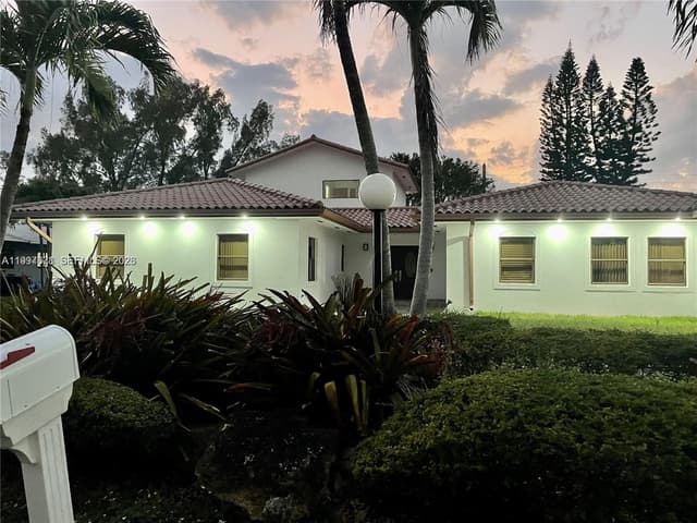 19740 W Saint Andrews Dr, Hialeah FL 33015 - Hialeah, FL - Photo 3