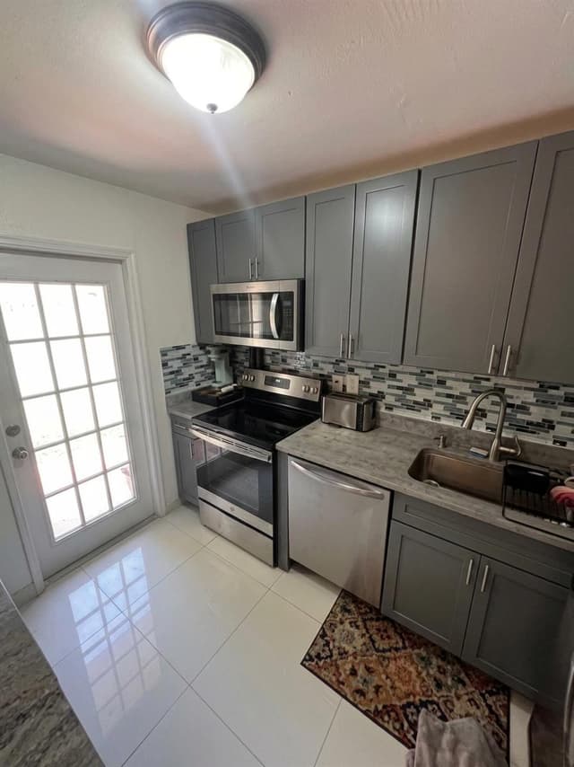 1230 NE 26th Terrace, Pompano Beach FL 33062 - Pompano Beach, FL - Photo 6