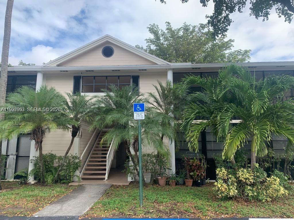 907 NE 199th St # 204, Miami FL 33179