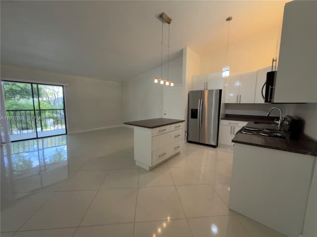 907 NE 199th St # 204, Miami FL 33179 - Miami, FL - Photo 4
