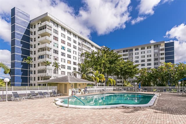 4350 Hillcrest Dr # 303, Hollywood FL 33021 - Hollywood, FL - Photo 2