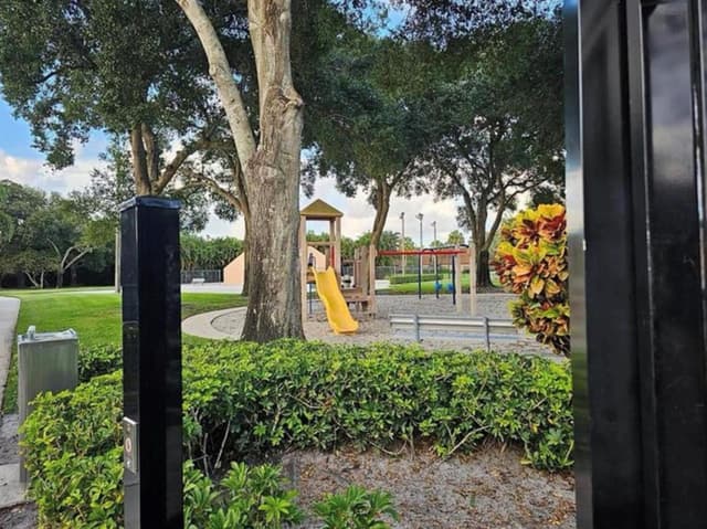 197 Charter Way, West Palm Beach FL 33407 - West Palm Beach, FL - Photo 5
