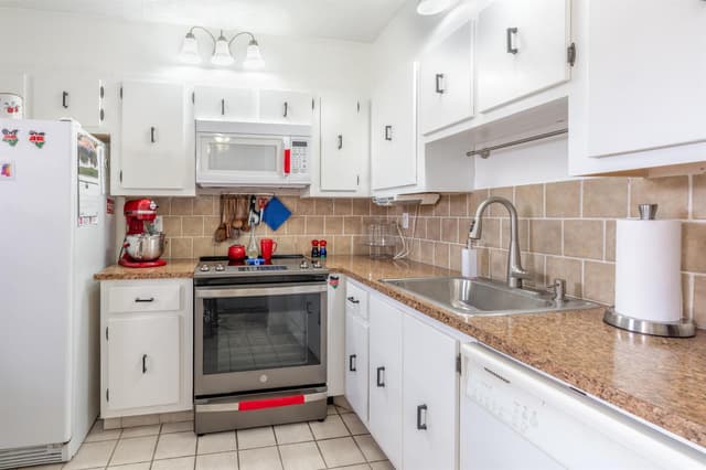 2801 Somerset Drive # 411, Lauderdale Lakes FL 33311 - Lauderdale Lakes, FL - Photo 3