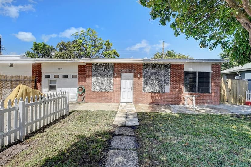 707 SW 9th Court, Delray Beach FL 33444