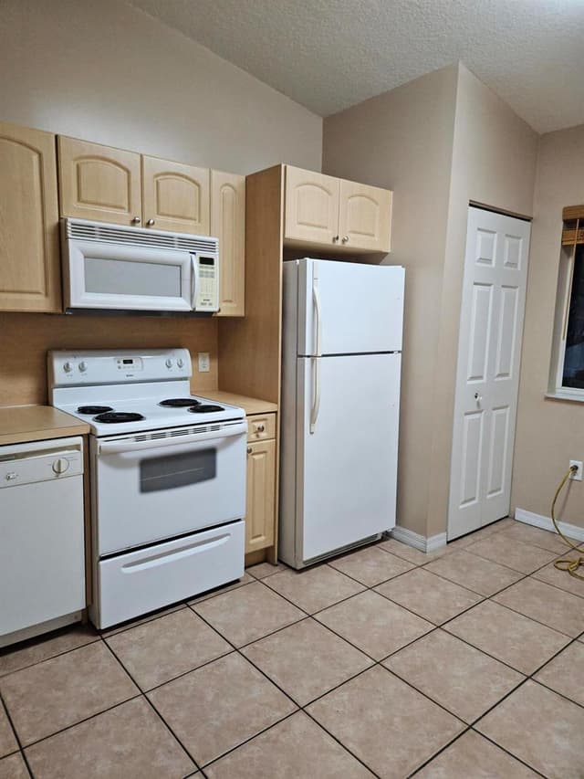 7900 NW 6th Street # 205, Pembroke Pines FL 33024 - Pembroke Pines, FL - Photo 3