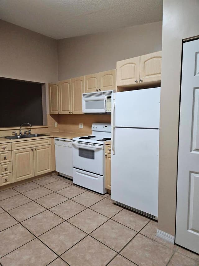 7900 NW 6th Street # 205, Pembroke Pines FL 33024 - Pembroke Pines, FL - Photo 4
