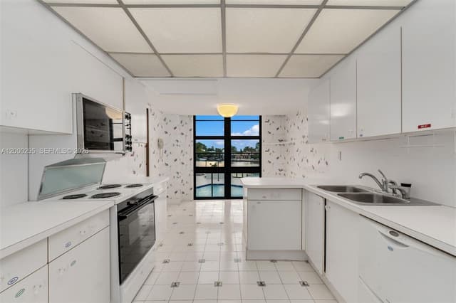 5500 Collins Ave # 304, Miami Beach FL 33140 - Miami Beach, FL - Photo 4