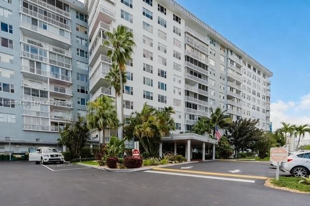 3800 Hillcrest Dr # 411, Hollywood FL 33021