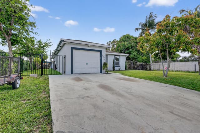 1691 W 26th Court, Riviera Beach FL 33404 - Riviera Beach, FL - Photo 2