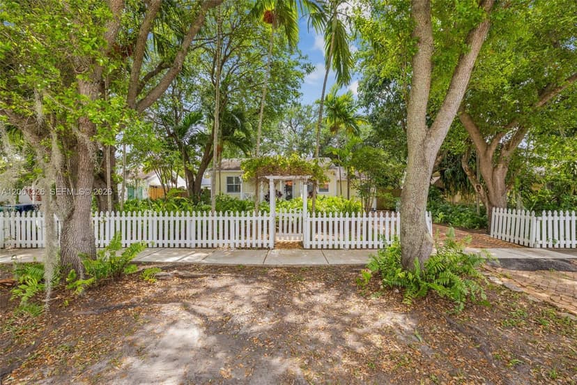 6382 SW 38th St, Miami FL 33155
