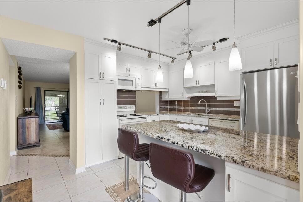 6095 N Sabal Palm Boulevard # 210, Tamarac FL 33319 - Tamarac, FL - Photo 1