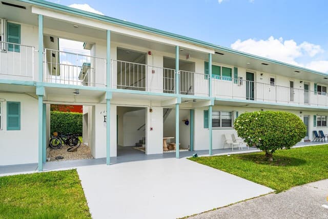 1117 Lake Terrace # 207, Boynton Beach FL 33426 - Boynton Beach, FL - Photo 2