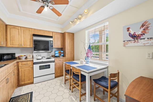 3960 Oaks Clubhouse Drive # 304, Pompano Beach FL 33069 - Pompano Beach, FL - Photo 6