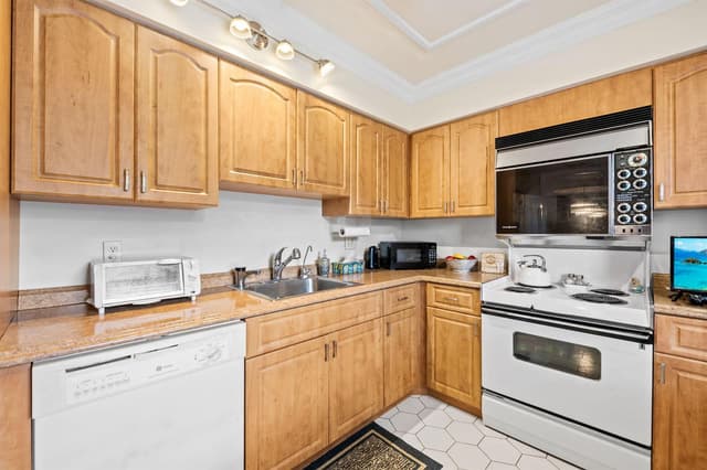 3960 Oaks Clubhouse Drive # 304, Pompano Beach FL 33069 - Pompano Beach, FL - Photo 7