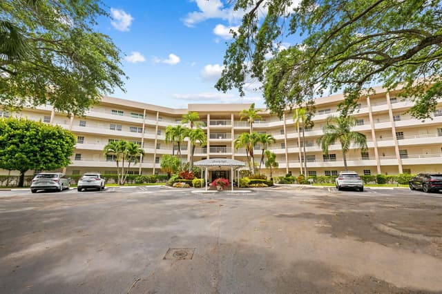 3960 Oaks Clubhouse Drive # 304, Pompano Beach FL 33069 - Pompano Beach, FL - Photo 3
