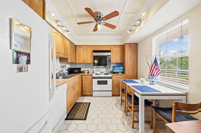 3960 Oaks Clubhouse Drive # 304, Pompano Beach FL 33069 - Pompano Beach, FL - Photo 5