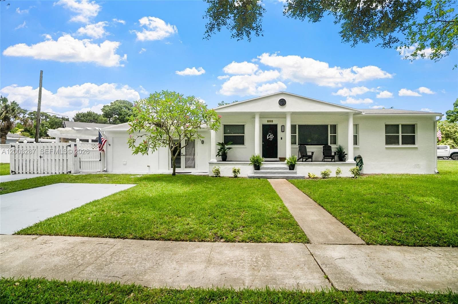 899 E Country Club Cir, Plantation FL 33317