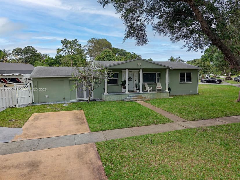 899 E Country Club Cir, Plantation FL 33317