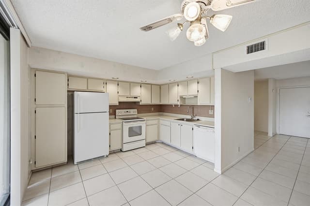 5370 Las Verdes Circle # 219, Delray Beach FL 33484 - Delray Beach, FL - Photo 3