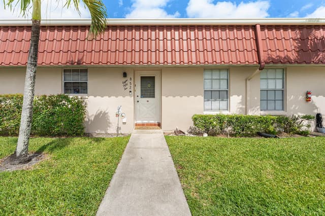 852 Salem Lane, Lake Worth FL 33467 - Lake Worth, FL - Photo 2