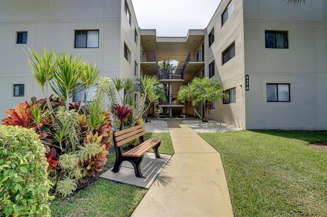 5370 Las Verdes Circle # 324, Delray Beach FL 33484 - Delray Beach, FL - Photo 4