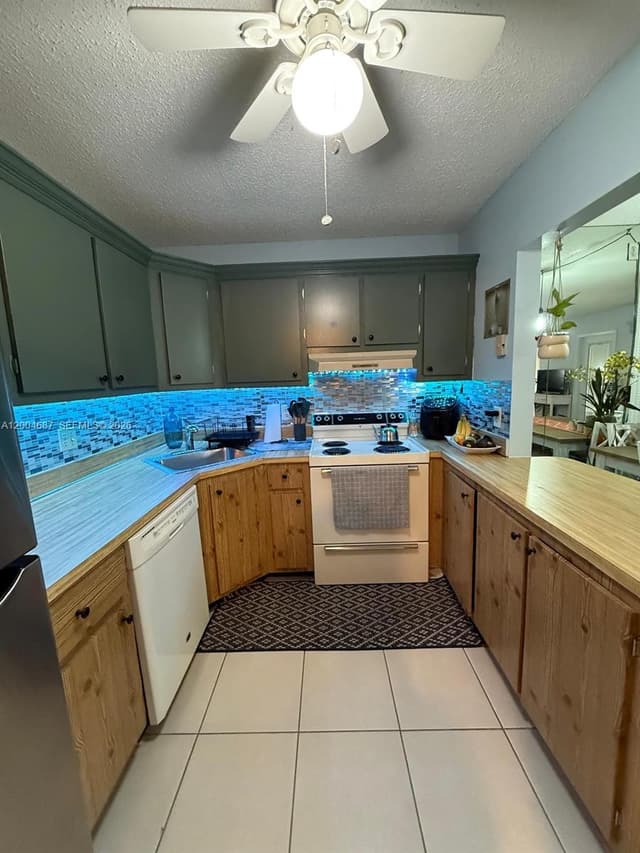 208 Pine Hov Cir # 2, Green Acres FL 33463 - Green Acres, FL - Photo 6