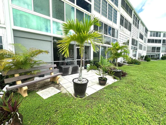 1092 Newport S, Deerfield Beach FL 33442 - Deerfield Beach, FL - Photo 2