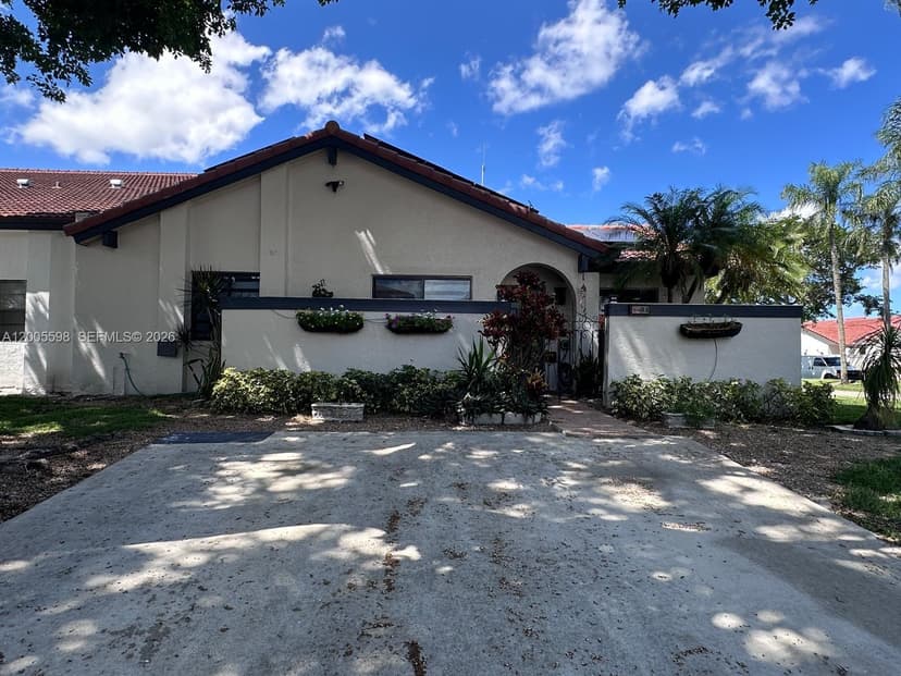 6633 NW 178th Ter, Hialeah FL 33015