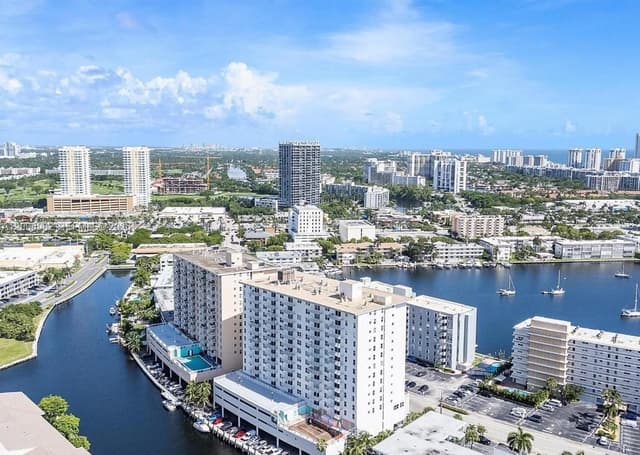 427 Golden Isles Dr # 7J, Hallandale Beach FL 33009 - Hallandale Beach, FL - Photo 4