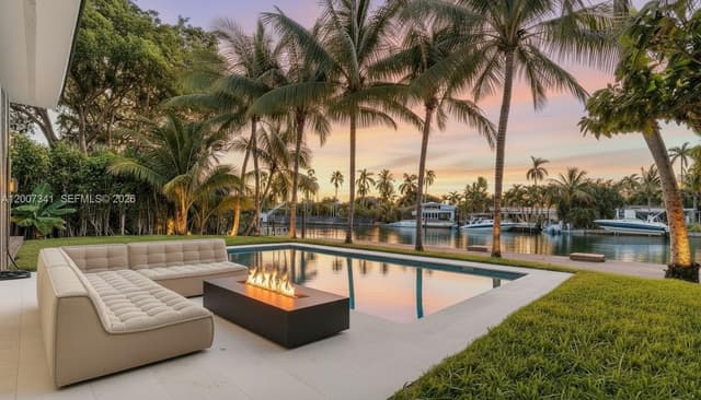 550 S Shore Dr, Miami Beach FL 33141 - Miami Beach, FL - Photo 2