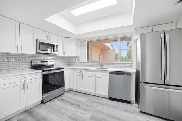 5201 Yellow Pine Ln, Tamarac FL 33319 - Tamarac, FL - Photo 7