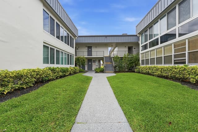566 Piedmont L, Delray Beach FL 33484 - Delray Beach, FL - Photo 2