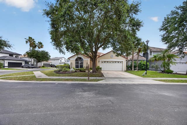 10870 Old Bridgeport Lane, Boca Raton FL 33498 - Boca Raton, FL - Photo 2