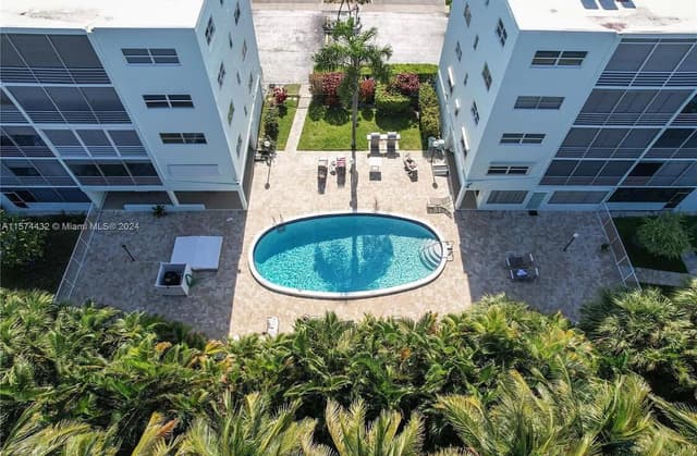 700 NE 14th Avenue NE # 404, Hallandale Beach FL 33009 - Hallandale Beach, FL - Photo 2