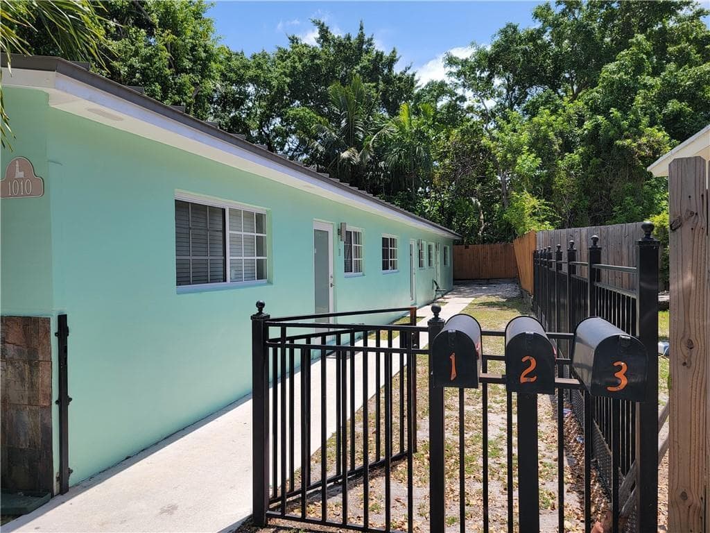 1010 NW 3rd Avenue, Hallandale Beach FL 33009
