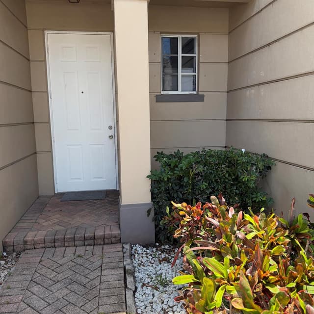 976 Abaco Lane, Riviera Beach FL 33404 - Riviera Beach, FL - Photo 2