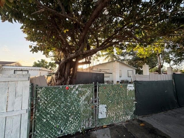 890 E 52nd St, Hialeah FL 33013
