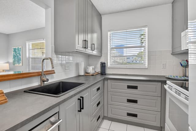 492 W Tilford, Deerfield Beach FL 33442 - Deerfield Beach, FL - Photo 2