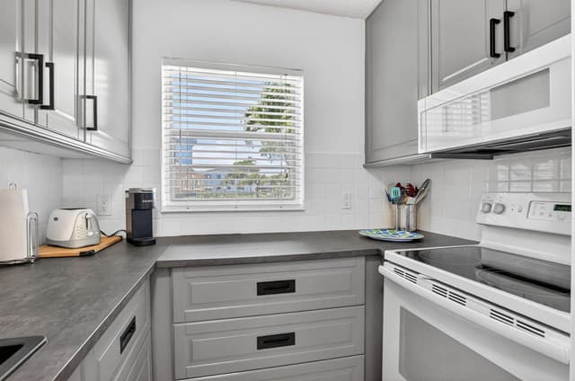 492 W Tilford, Deerfield Beach FL 33442 - Deerfield Beach, FL - Photo 3