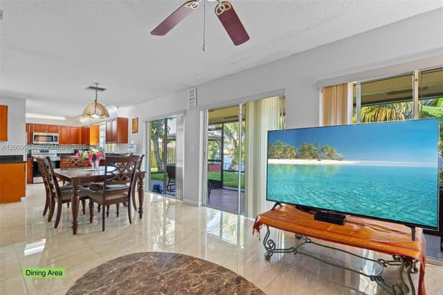 1001 SW 100th Ter, Pembroke Pines FL 33025 - Pembroke Pines, FL - Photo 2