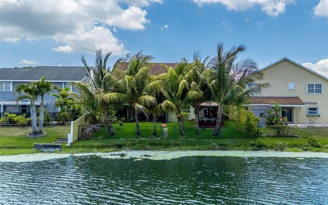 1001 SW 100th Ter, Pembroke Pines FL 33025 - Pembroke Pines, FL - Photo 3