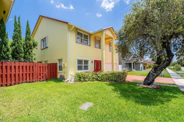 1001 SW 100th Ter, Pembroke Pines FL 33025 - Pembroke Pines, FL - Photo 5