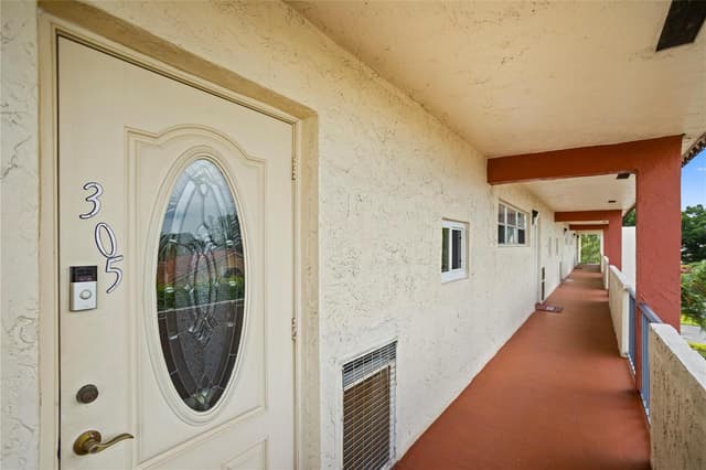 8990 S Hollybrook Boulevard Unit 305, Pembroke Pines FL 33025 - Pembroke Pines, FL - Photo 2