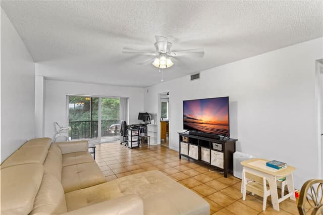 8990 S Hollybrook Boulevard Unit 305, Pembroke Pines FL 33025 - Pembroke Pines, FL - Photo 6