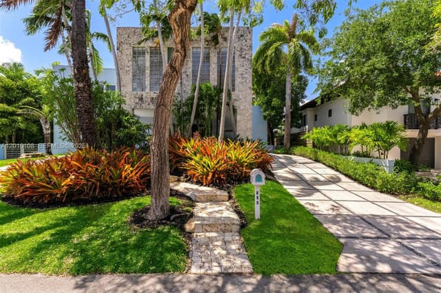 690 Warren Ln, Key Biscayne FL 33149 - Key Biscayne, FL - Photo 2