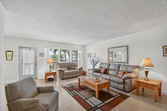 202 Wellington D, West Palm Beach FL 33417 - West Palm Beach, FL - Photo 2