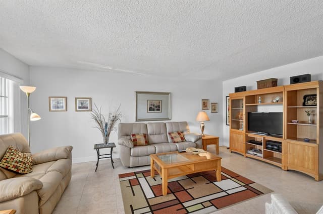 202 Wellington D, West Palm Beach FL 33417 - West Palm Beach, FL - Photo 5