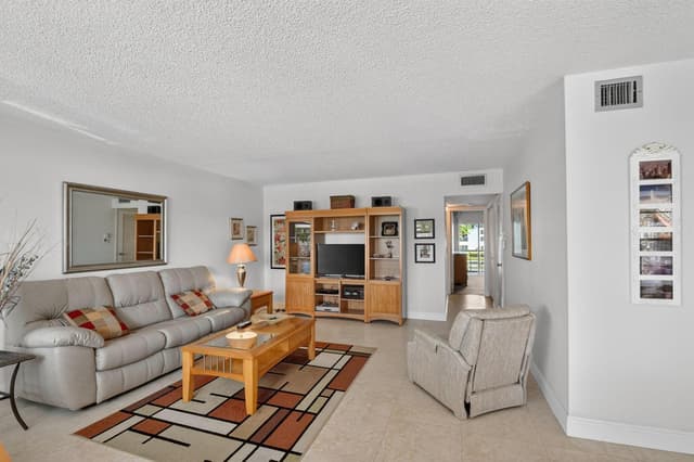 202 Wellington D, West Palm Beach FL 33417 - West Palm Beach, FL - Photo 4