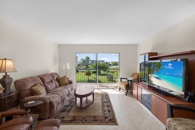 7006 Huntington Lane # 404, Delray Beach FL 33446 - Delray Beach, FL - Photo 2