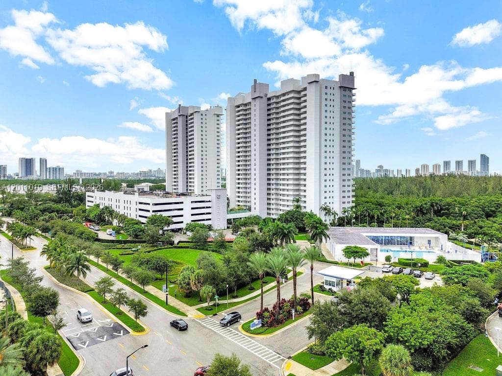 15051 Royal Oaks Ln # 1605, North Miami FL 33181